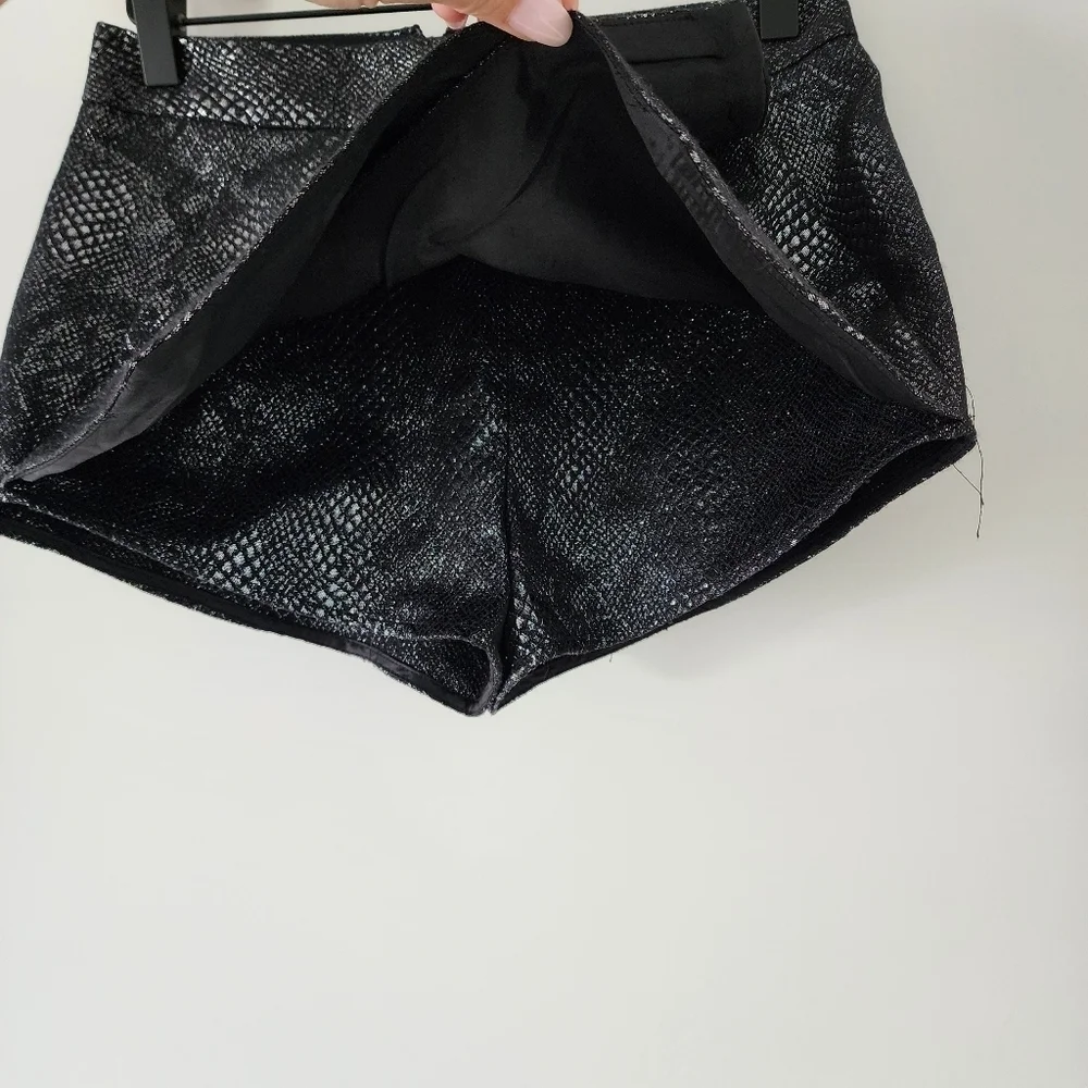 Express Skort Womens 00 Metallic Snakeskin Shorts Black Silver Mini